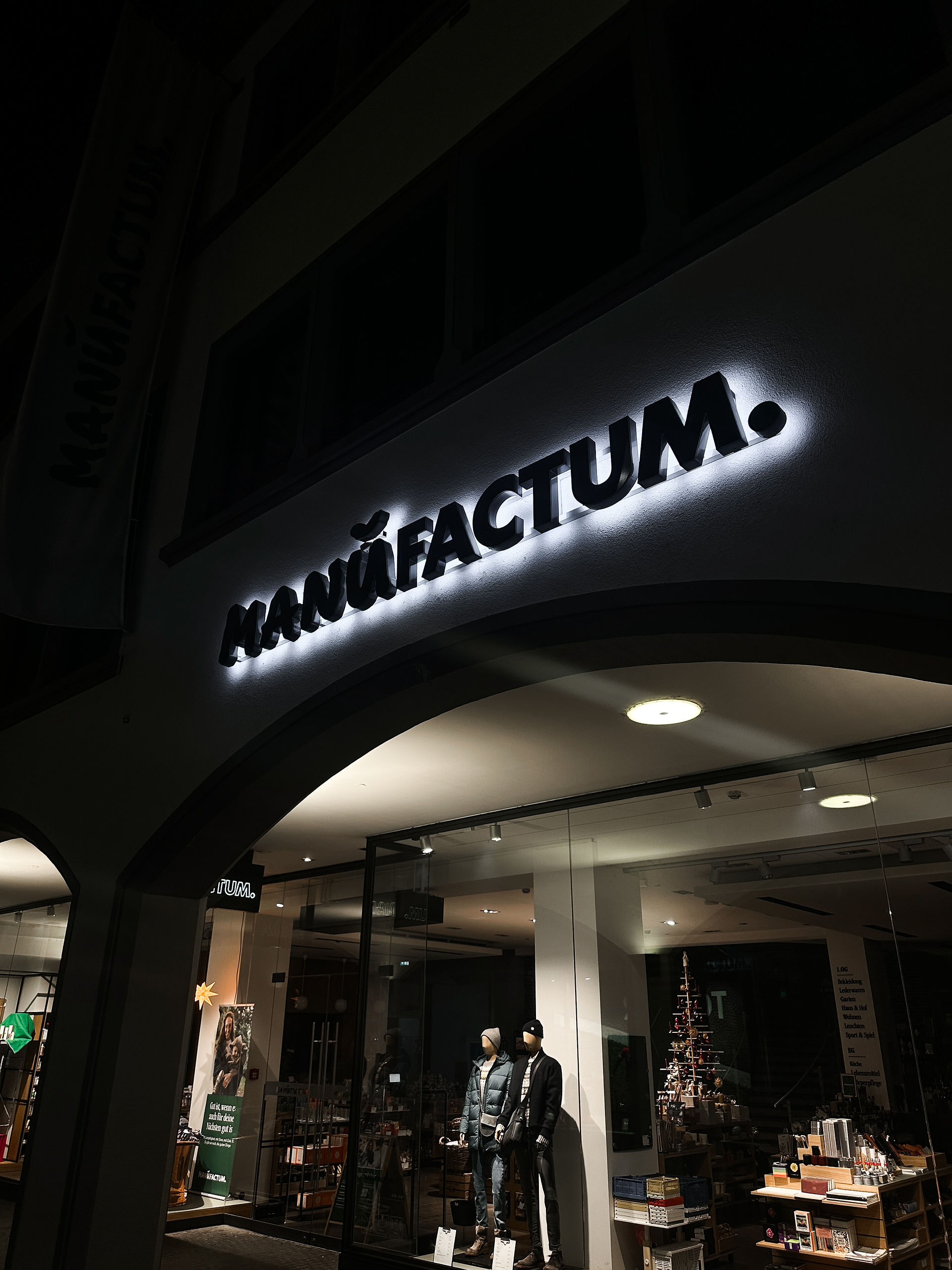 Logo mit Acrylbuchstaben hinterleuchtet an der Fassade 
