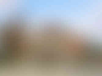 Lichtreklame in Form eines flammenden Herzes auf dem Dach des Stadttheaters in Freiburg