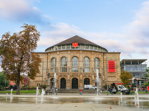 Lichtreklame in Form eines flammenden Herzes auf dem Dach des Stadttheaters in Freiburg