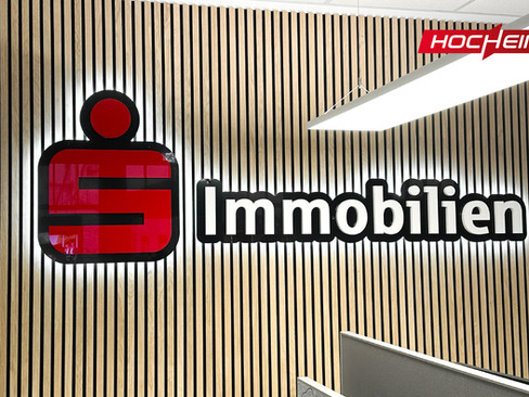 hinterleuchtete Acrylbuchstaben mit Sparkassenlogo