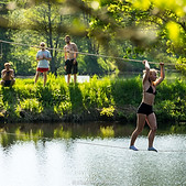 slackline gång över sjö
