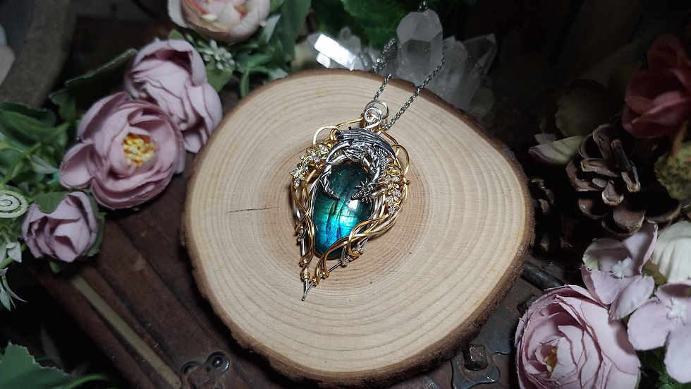 Miniature : OLASSIËL - Labradorite Bleue teintée Verte, Fil plaqué Or et Argent, Dragon Arg