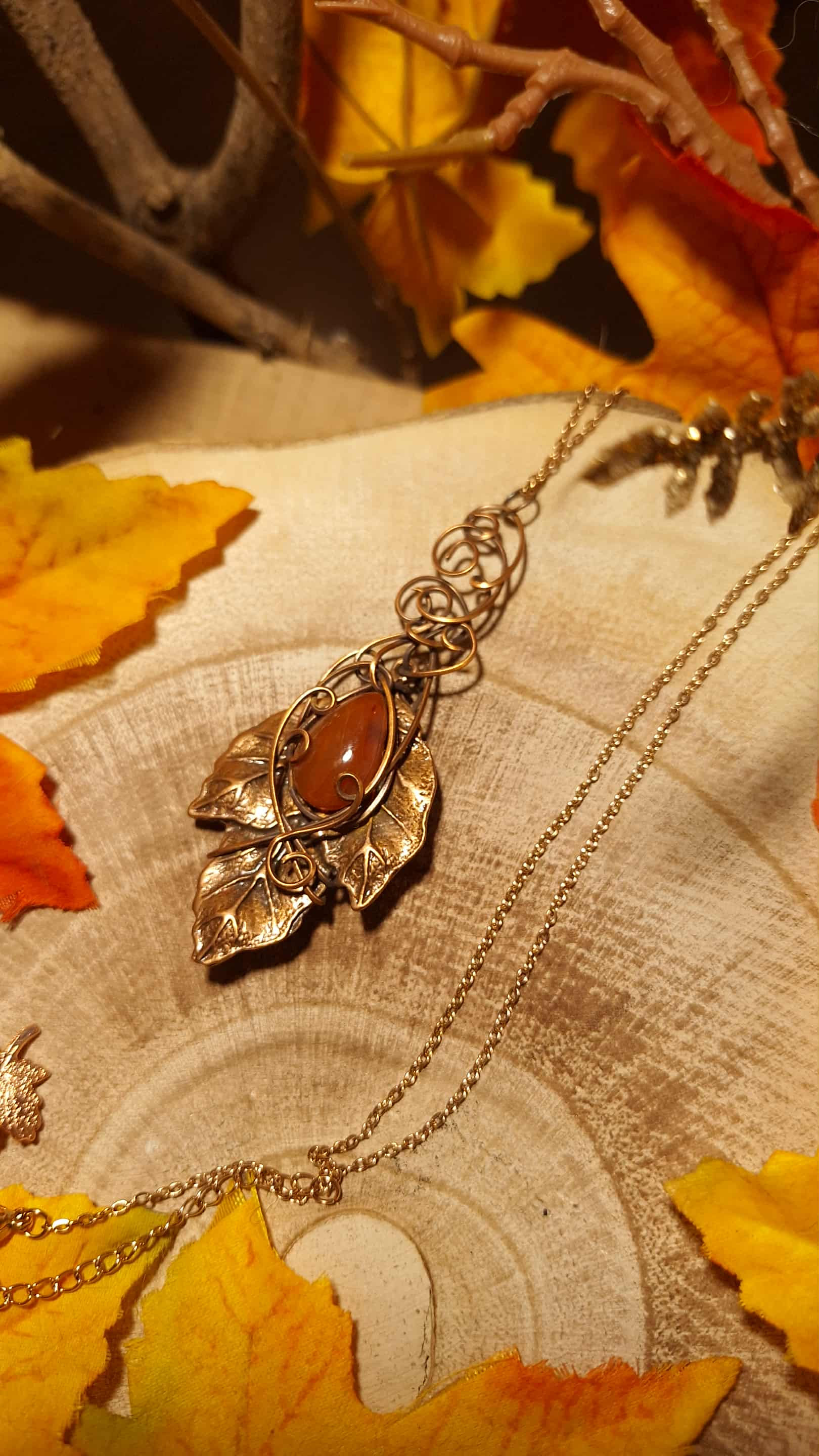 LOMË'RIA - Cornaline Naturelle, Fil et Feuille en cuivre patiné