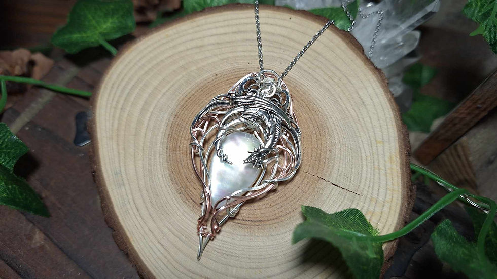 Miniature : TIRIS'LOSSË - Nacre Blanche Naturelle, Fil Plaqué Or Rose et Argent, Dragon Strl
