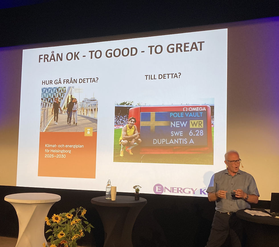 Tommy Lööf från Energykey står bredvid powerpointbild som illustrerar att man inte ska nöja sig med en okej energiplan.