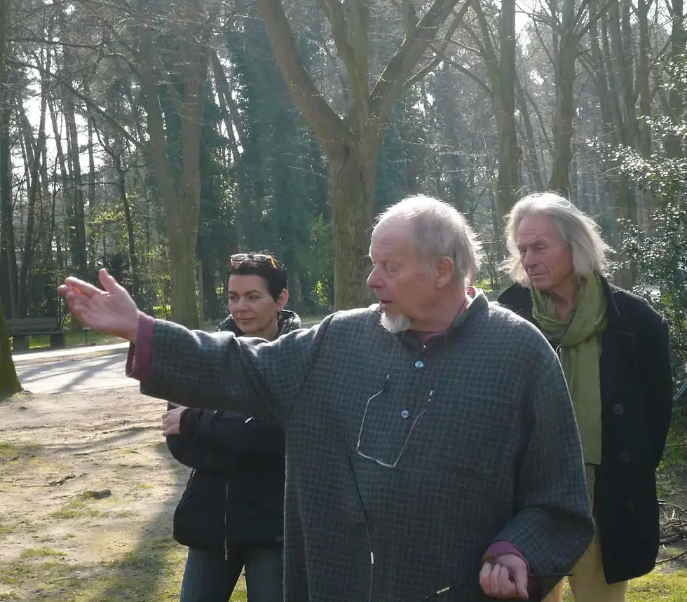 Eike Hensch und Harald Jordan 2008 im Seminar für fortgeschrittene Geomanten, Feng-Shui-Berater und Heiler: Erklärungen zum Baumwuchs.Foto ist von Anna-Katharina Buse