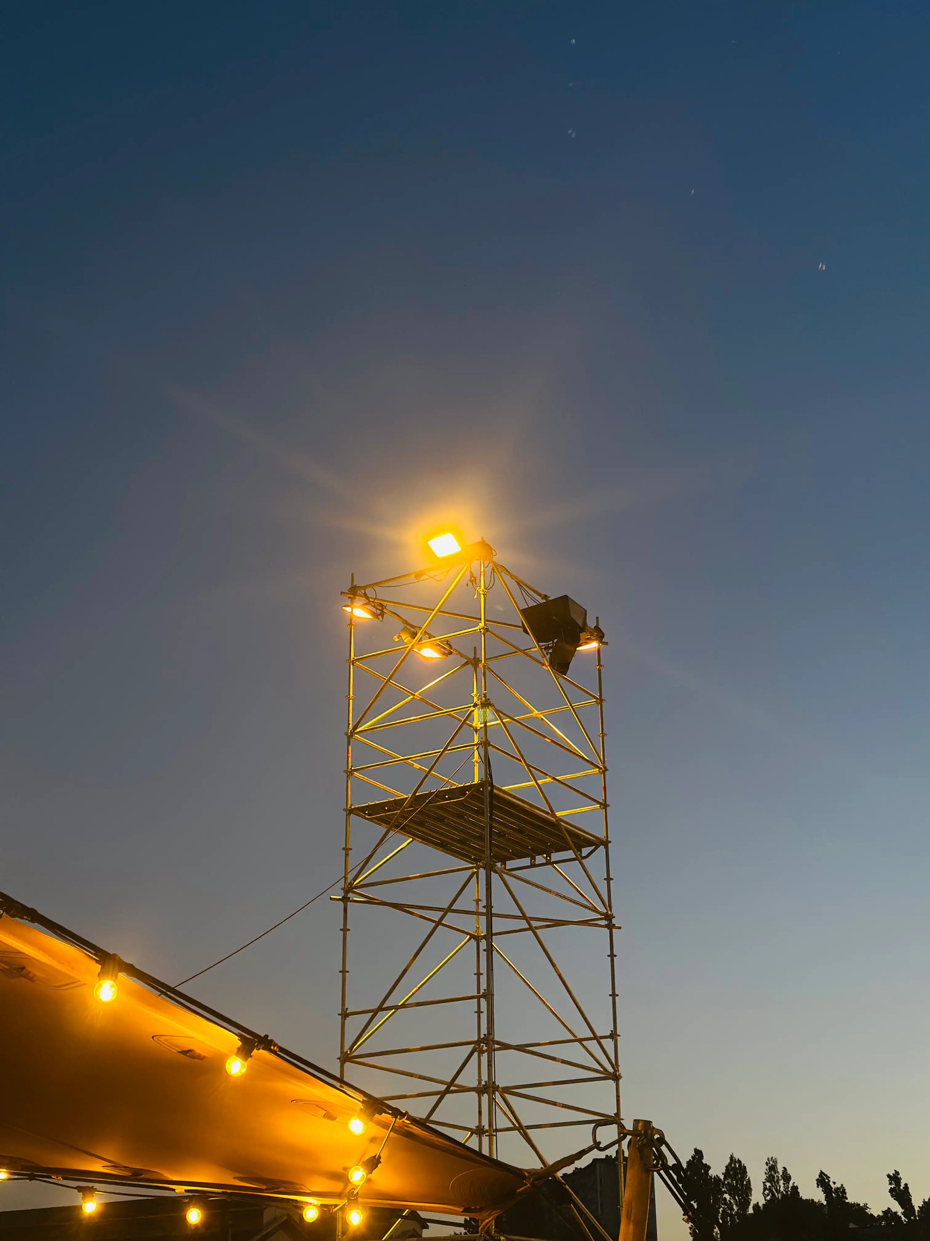 Tour signalétique avec des échafaudages fixes COBRA fournis MINET Location