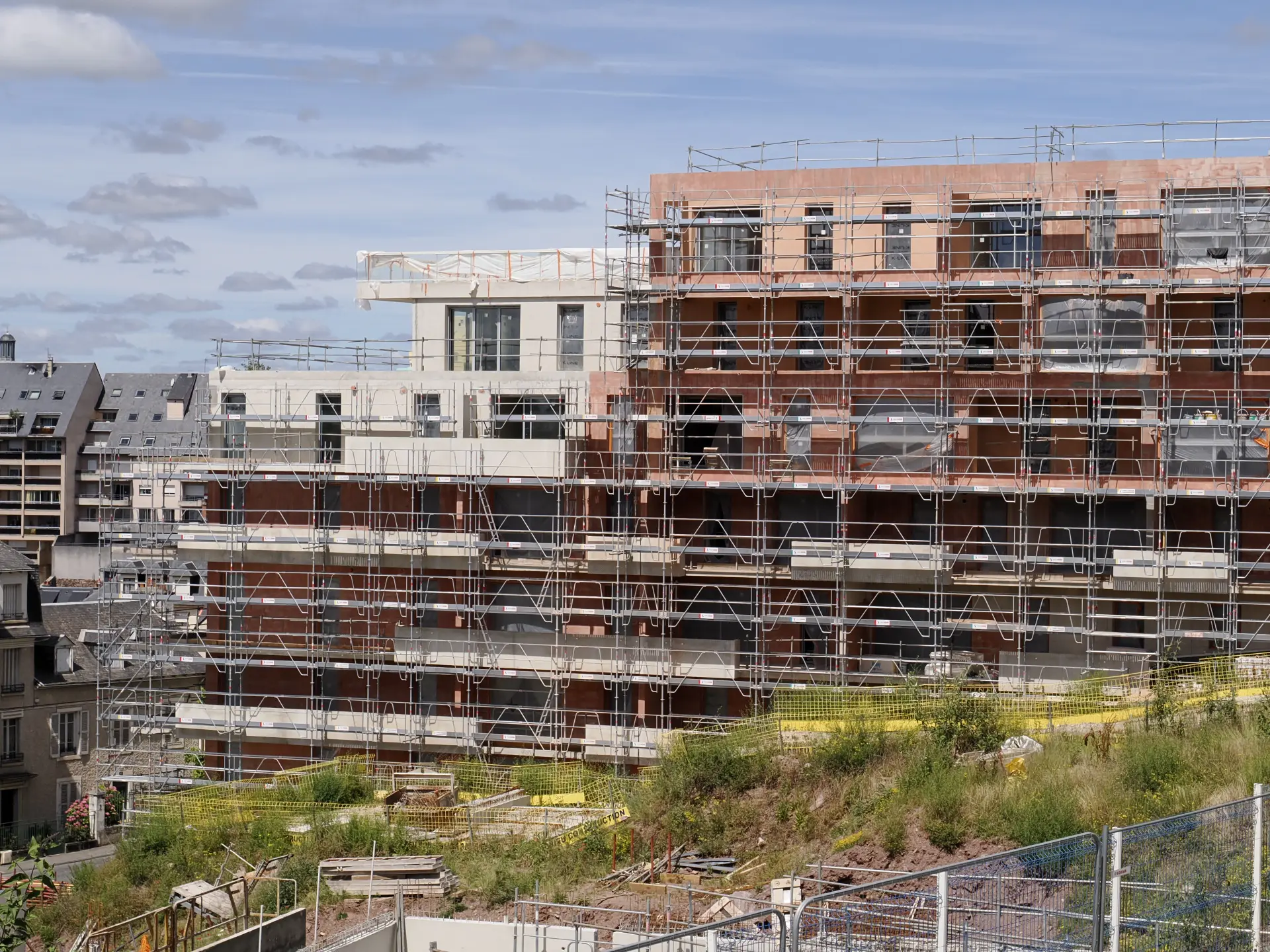 Vue d'ensemble des 1 400 m² d'échafaudage VIPER sur un chantier à Rodez.