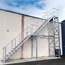 Sécurisation des accès en toiture : un escalier sur mesure MINET Acces