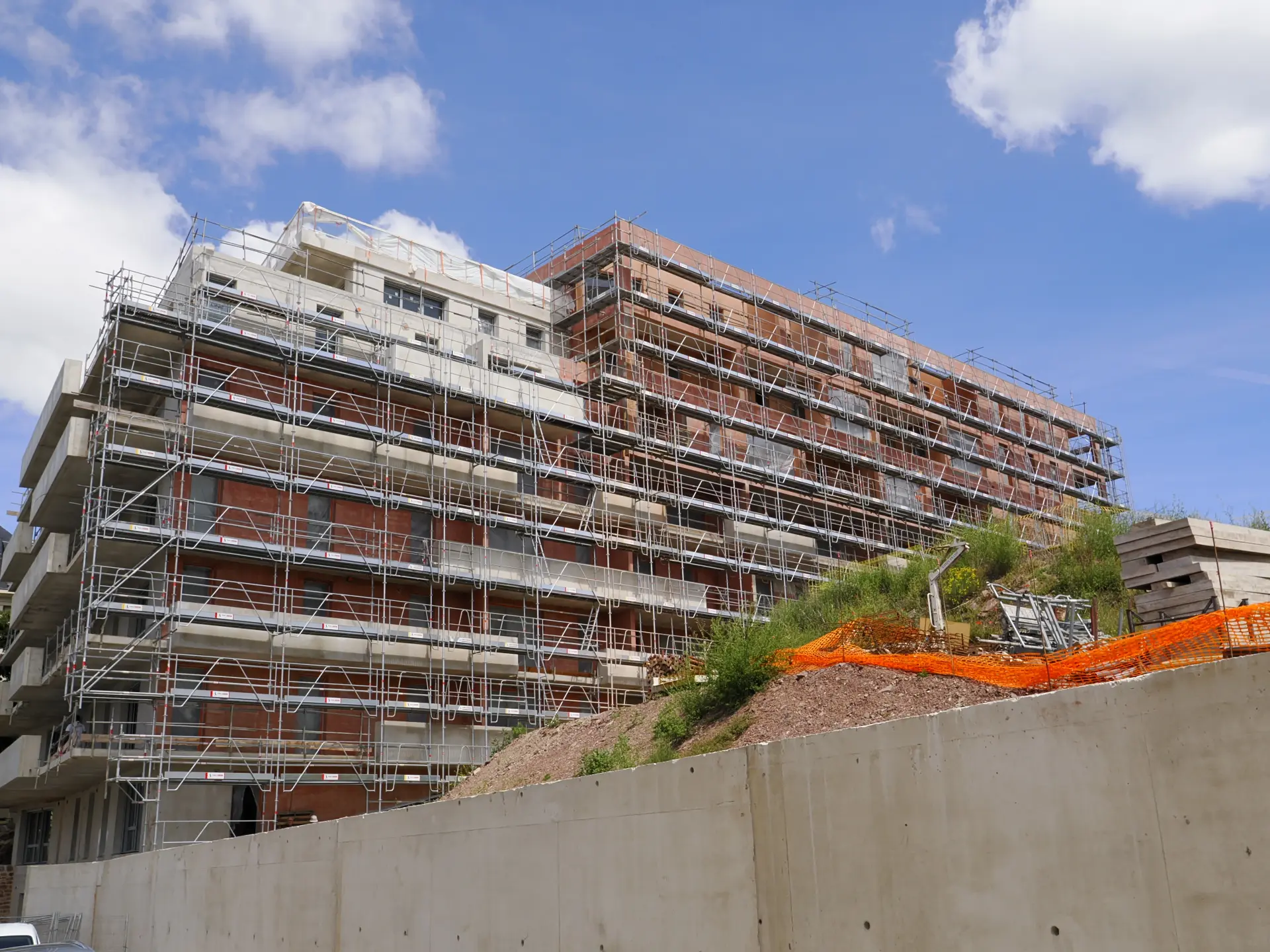 Échafaudage VIPER installé sur un chantier de construction à Rodez (Aveyron).