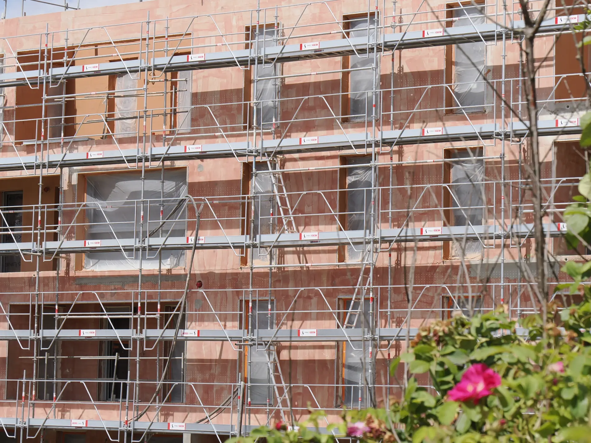 Échafaudage cadre multidirectionnel VIPER pour travaux de façade.