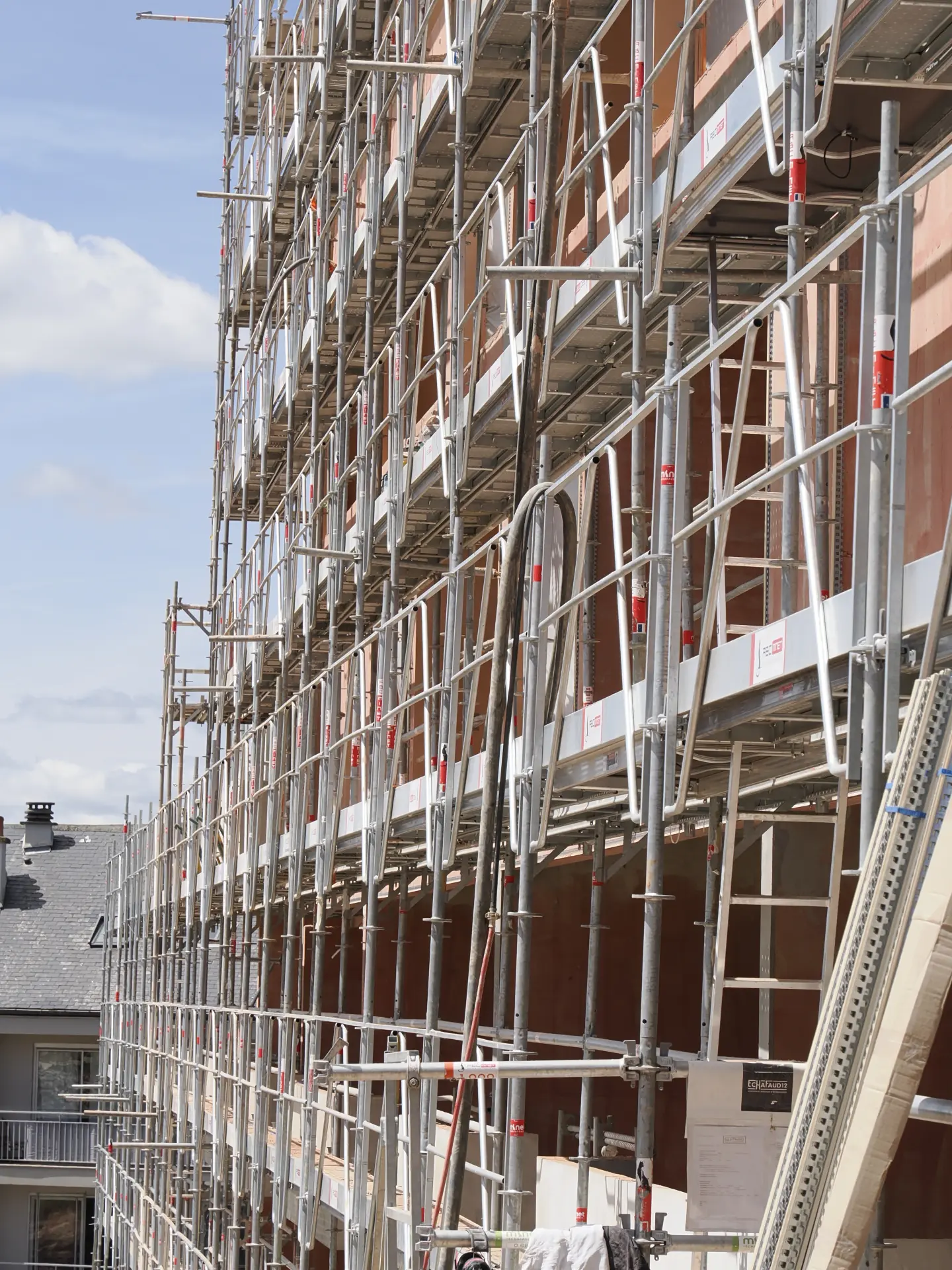 Échafaudage VIPER pour des travaux de façade et de pose de revêtements.