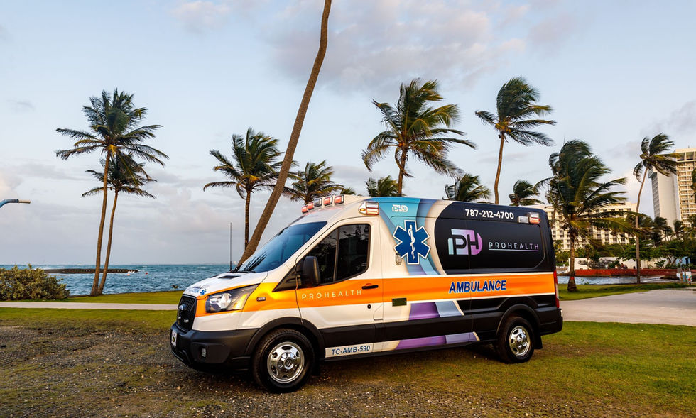 Unidad de Pro Health Ambulance estacionada frente a palmas en San Juan, Puerto Rico. Lista para emergencias y traslados médicos.
