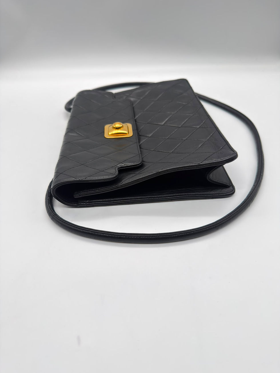 Miniature : CHANEL VINTAGE SAC À BANDOULIÈRE EN CUIR D’AGNEAU NOIR 