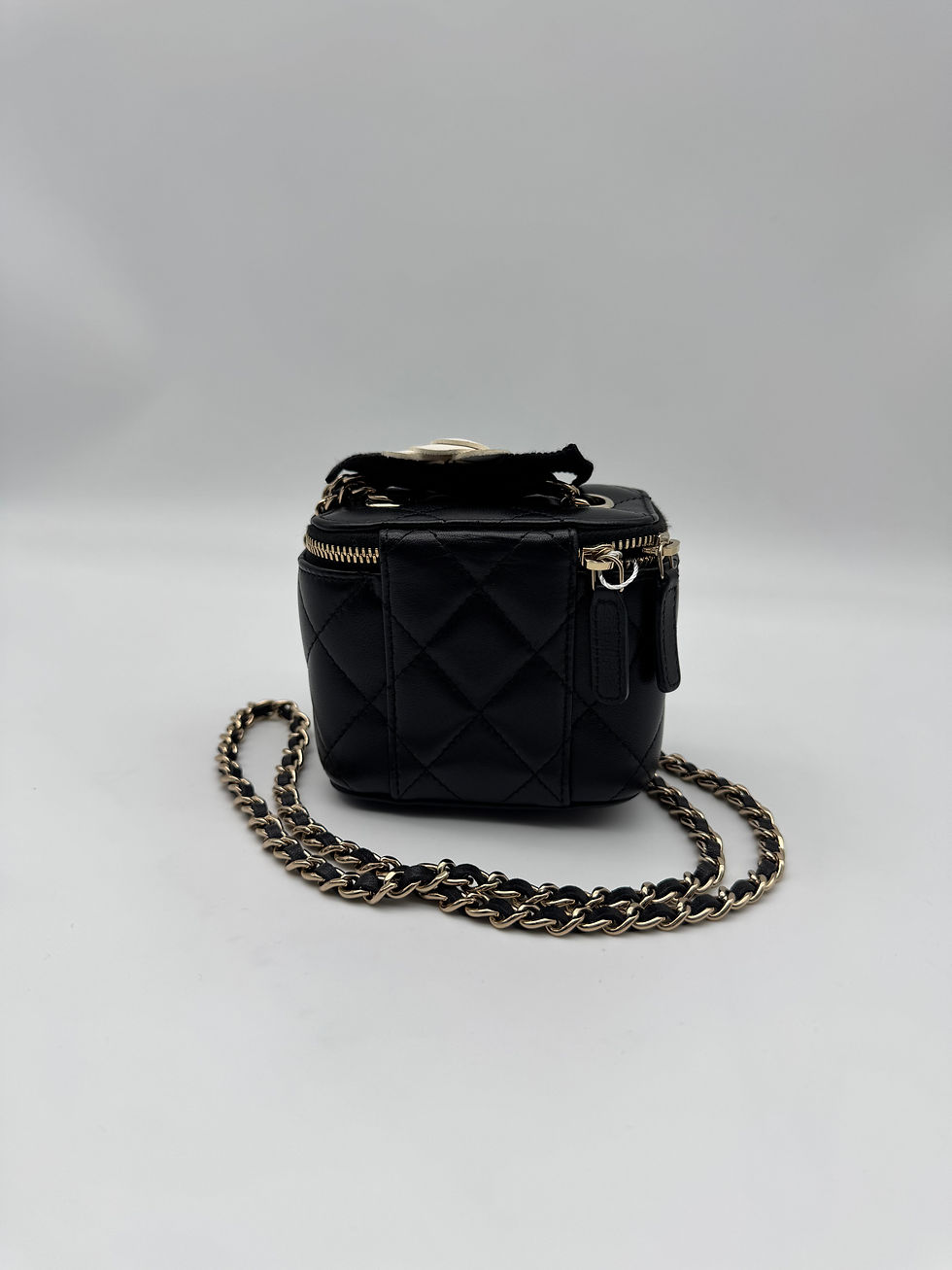 Miniature : CHANEL CAMELLIA BOW VANITY CASE WITH CHAIN