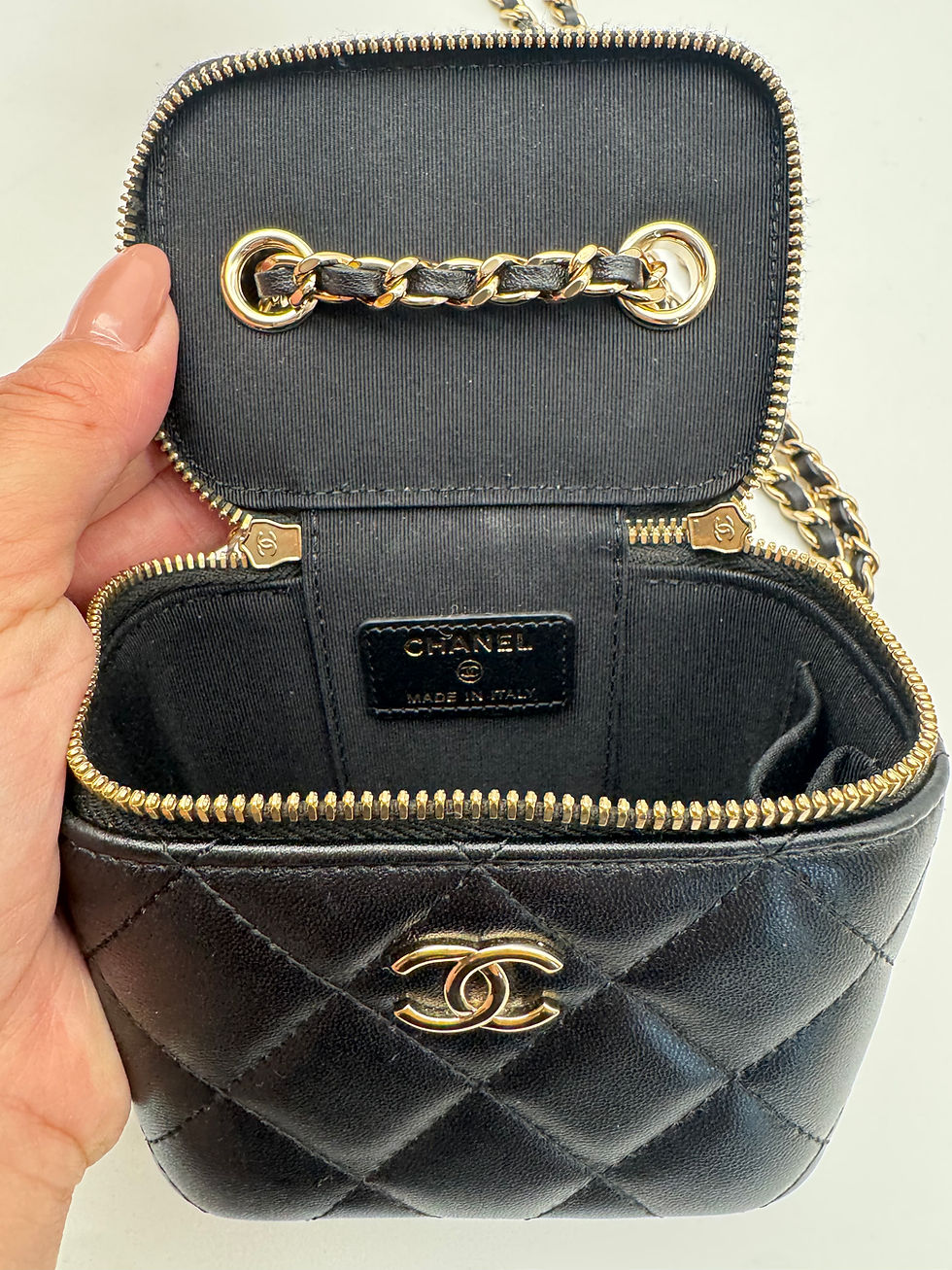 Miniature : CHANEL CAMELLIA BOW VANITY CASE WITH CHAIN