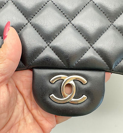 Logo Chanel doré sur sac matelassé