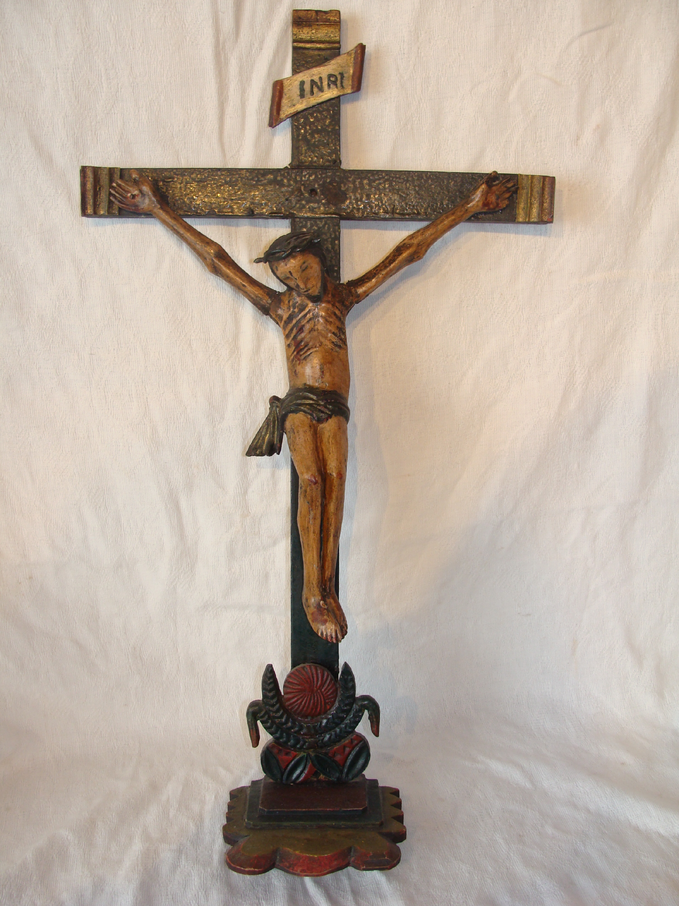 Sculpture de Jésus sur la croix