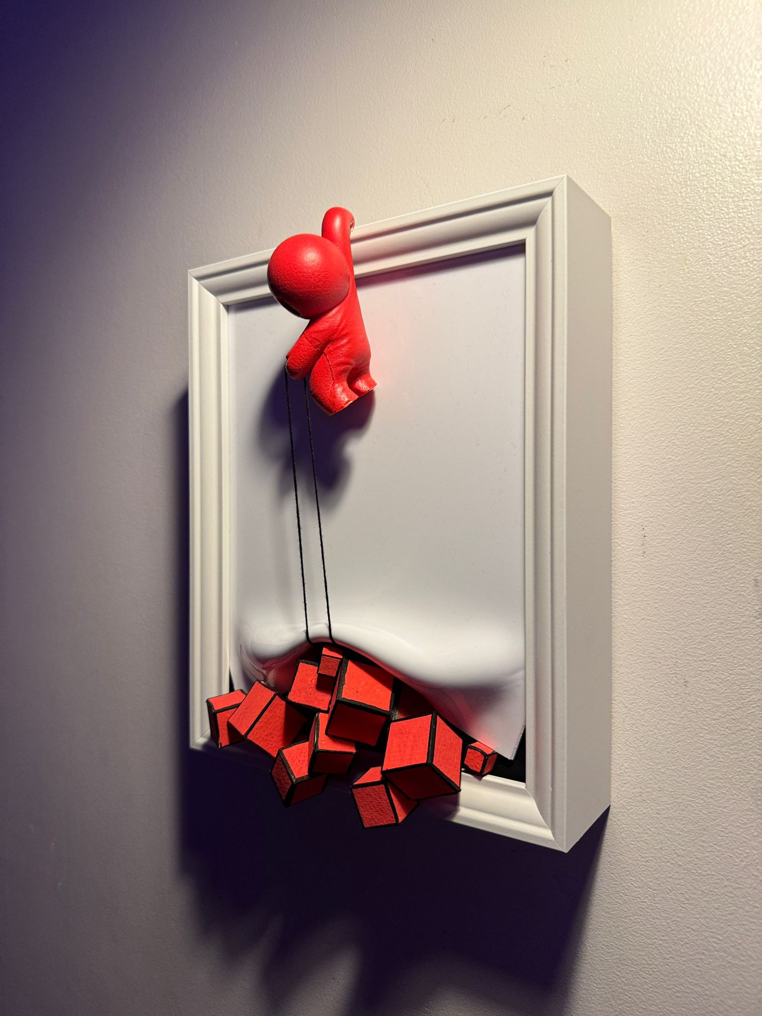 Red hang block hint vert