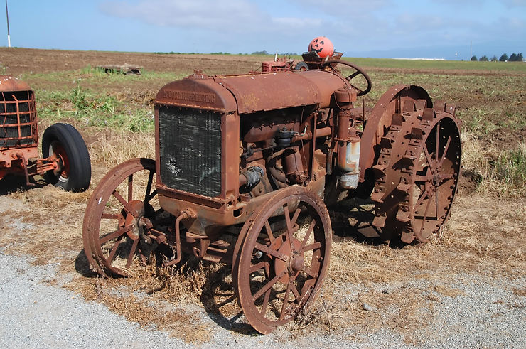 En Californie, tracteur Mc Cormick-Deering de 1920, 23 ch.k