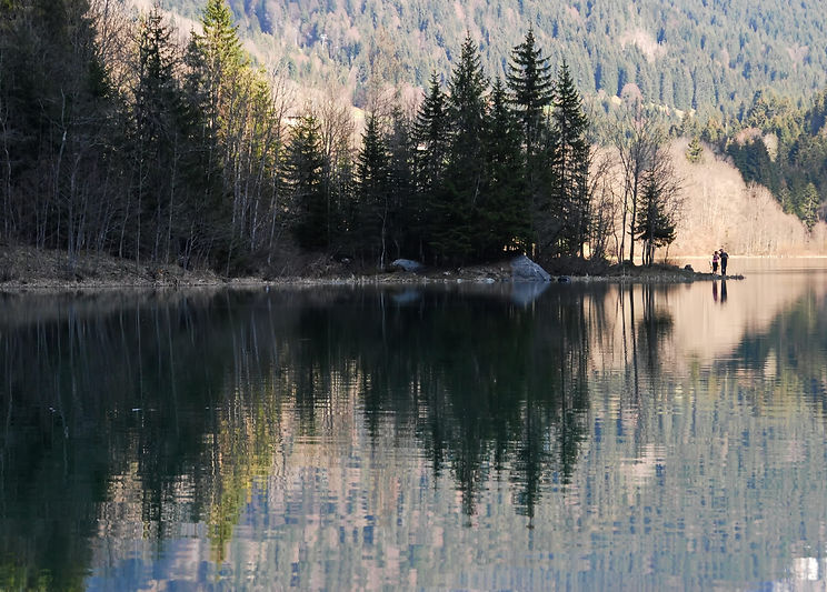 Reflets sur le lac de Vallon en Haute Savoie.