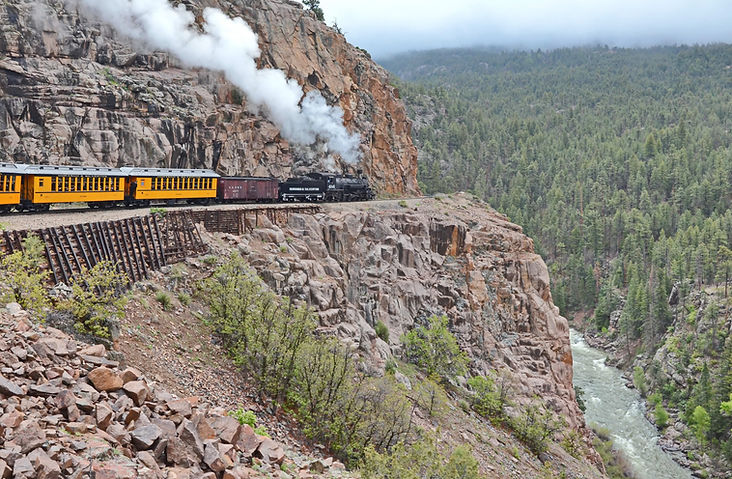 De Durango à Silverton au Colorado, le train surplombe la Animas River.