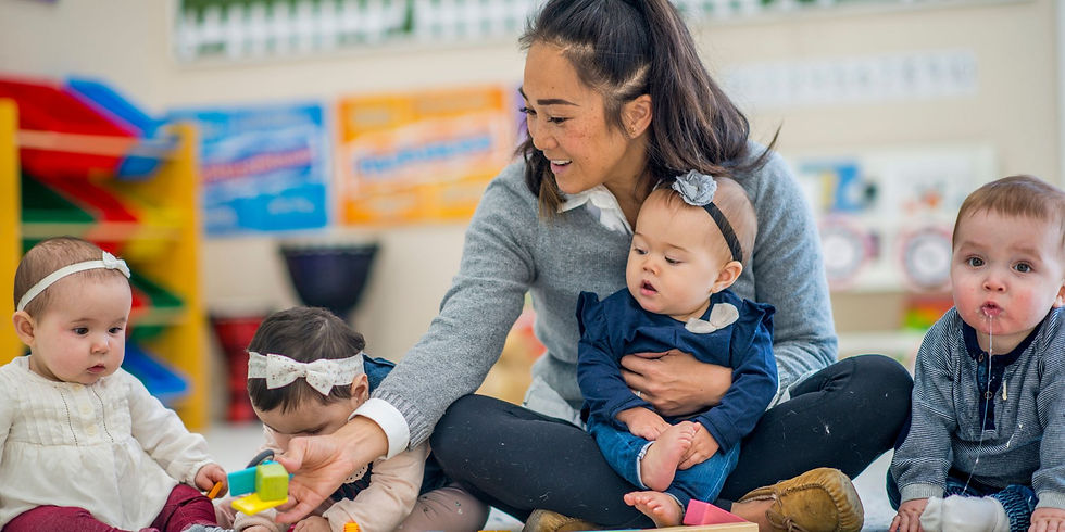 Bebé aprendiendo a sentarse con ejercicios básicos