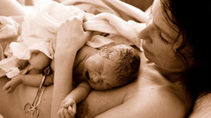 Bebito recién nacido en brazos de mama