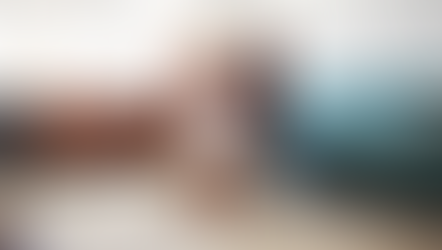 Padre estimulando a su bebe de 12 meses a caminar