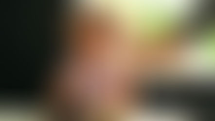 Pequeña atragantándose con comida mientras come