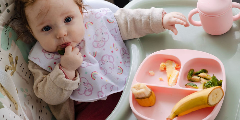 Bebé con interés creciente en alimentos sólidos, lista para el destete
