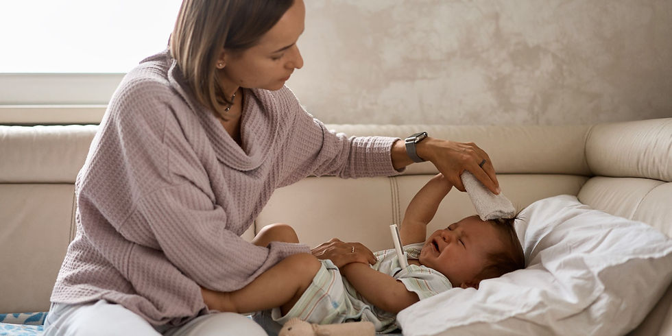 Madre cuidando a su bebé que está enfermo