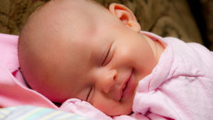 Bebito durmiendo feliz