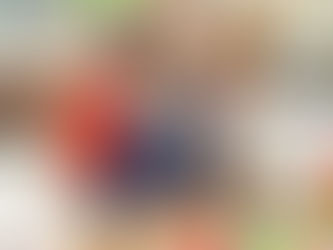 Nino y bebe jugando con juguetes de cause efecto