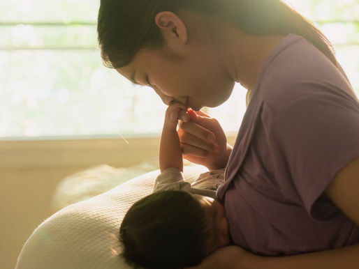 Madre dando de amamantar a su bebe
