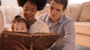 Padres contando cuentos a su hija