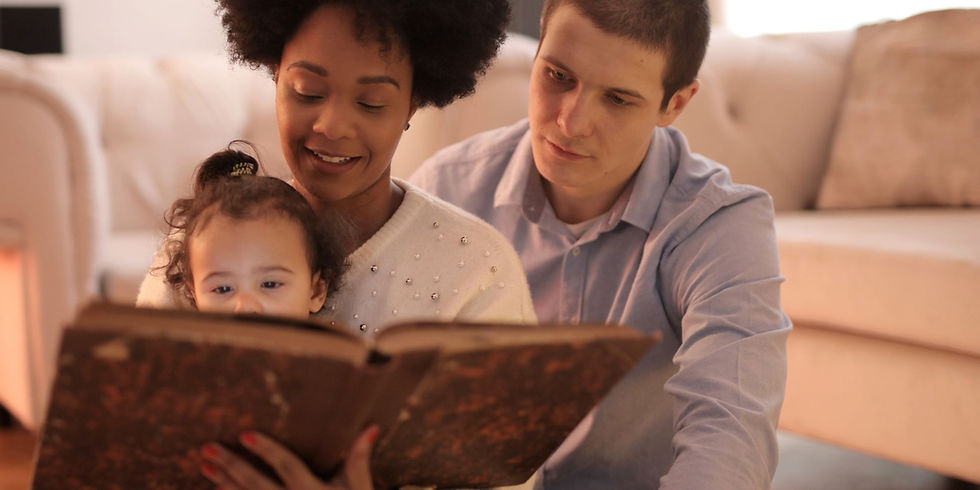 Padres leyendo cuentos a su bebé antes de dormir