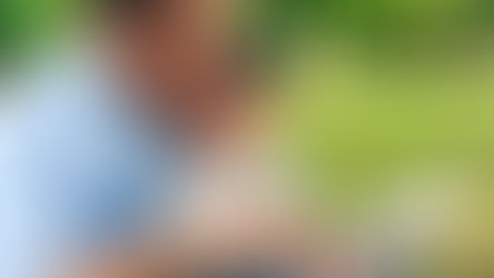 padre leyendo cuento a su hija toddler