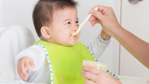 bebe comiendo papillas