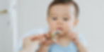 Bebé comiendo alimento rico en hierro para evitar la anemia
