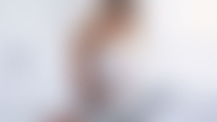 Mujer embarazada mirando su barriga