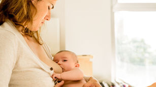 Cuando tu bebé muerde el pezón durante la lactancia: ¿Qué hacer y cómo evitarlo?