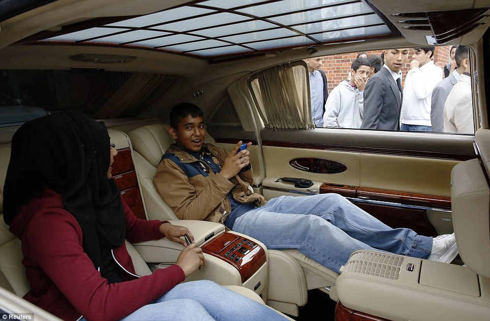 article-2370195-1AE35D35000005DC-724_964x631