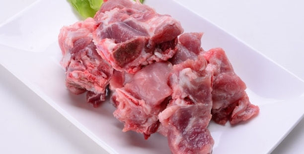 冷鲜肉猪脊骨(加工好,切成小块)(5-6老板)($5/磅)(不是冷藏柜(零上5度)运过来)