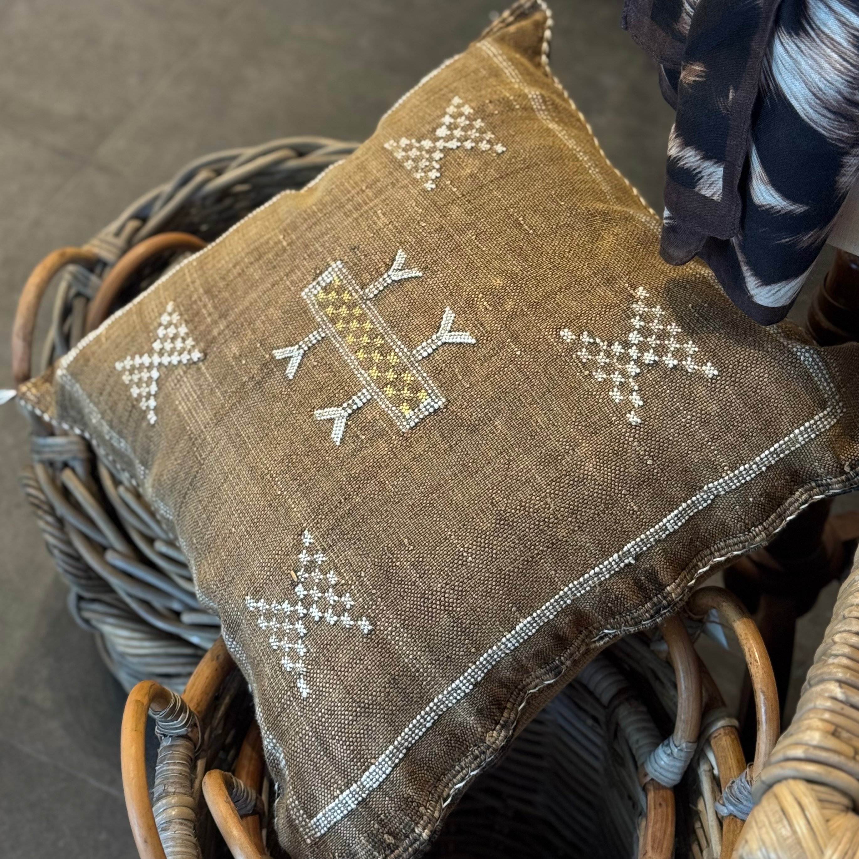 כרית מרוקאית רקומה