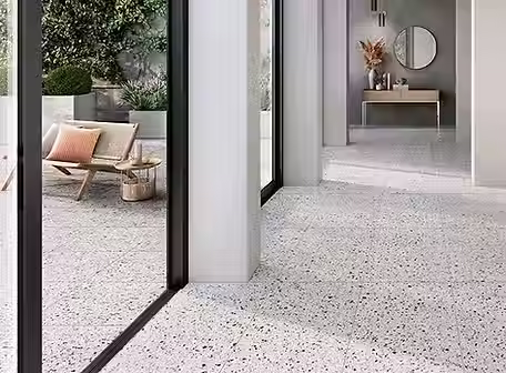 u_terrazzotech_amb_tech-argento_dett-1.avif