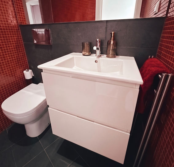 Bathroom of holiday flat in Sesimbra