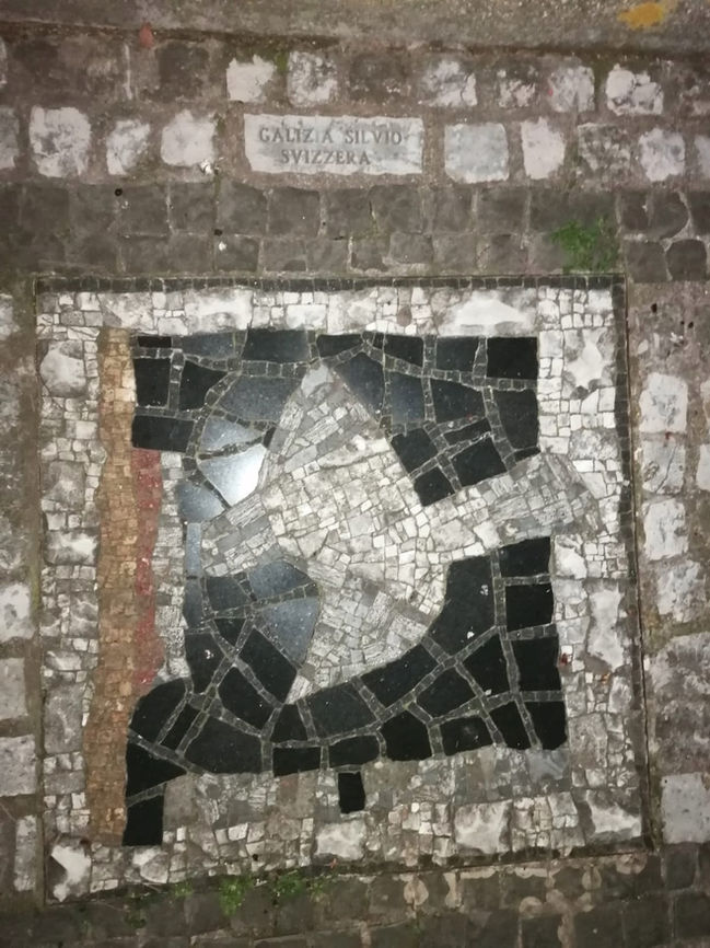 Il disegno di questo mosaico è ripreso da un collage di Silvio Galizia