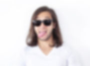 Tipo con gafas de sol en el fondo blanco