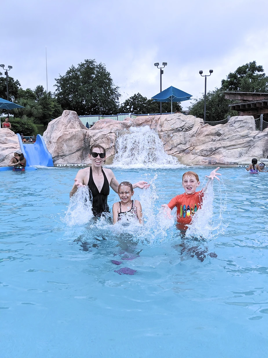 Aquatica San Antonio with young kids is so much fun! Here are reasons why you should visit Aquatica in San Antonio Texas this summer.